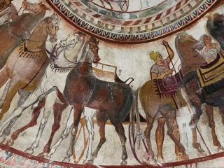 #winterescape ย้อนเวลากลับไปในอดีตที่พิพิธภัณฑ์โบราณคดีซานดันสกี 🏛️🗺️ ที่ซึ่งประวัติศาสตร์กลับมามีชีวิตชีวา! ภาพโมเสกสีสันสดใส โบราณวัตถุ และภาพจิตรกรรมฝาผนังอันเป็นเอกลักษณ์ บอกเล่าเรื่องราวมรดกอันรุ่งเรืองของชาวเธรเชียนและโรมันในภูมิภาคนี้ — เป็นสถานที่ที่นักสำรวจผู้อยากรู้อยากเห็นและผู้รักวัฒนธรรมต้องมาเยือน

🧭 เส้นทางแนะนำและสิ่งที่ต้องทำ:
เริ่มต้นการเยี่ยมชมของคุณที่ห้องโถงหลักและเดินตามเส้นทางของพิพิธภัณฑ์เพื่อชมภาพรวมของซานดันสกีโบราณตามลำดับเวลา อย่าพลาดชมภาพจิตรกรรมฝาผนังที่มีชื่อเสียงซึ่งมีลวดลายรถม้าอันโดดเด่น — เป็นรายละเอียดที่น่าสนใจและเป็นฉากหลังการถ่ายภาพที่น่าดึงดูด โดยเฉพาะอย่างยิ่งหากคุณชื่นชอบภาพวาดทางศิลปะที่แสดงถึงชีวิตประจำวันและเทพนิยาย

📸 มุมถ่ายรูปสวยๆ:
ถ่ายภาพระยะใกล้ของภาพจิตรกรรมฝาผนังรถม้าโดยมีเงาต้นไม้ในฤดูใบไม้ร่วงเป็นฉากหลังอย่างอ่อนโยนเพื่อสร้างบรรยากาศที่สวยงาม การจัดแสดงในพิพิธภัณฑ์มีแสงธรรมชาติที่ยอดเยี่ยมสำหรับการถ่ายภาพ โดยเฉพาะอย่างยิ่งในช่วงสายๆ

💡 เคล็ดลับที่เป็นประโยชน์:
· สถานที่ตั้ง: พิพิธภัณฑ์โบราณคดีซานดันสกี ถนน "มาเคโดนิยา" 55 เมืองซานดันสกี

· เวลาเปิดทำการ: 9:00-12:00 น. และ 13:00-17:30 น. (ปิดกลางวัน ดังนั้นควรวางแผนให้ตรงกับช่วงพักกลางวัน 1 ชั่วโมง!)

· การเข้าชมโดยทั่วไปไม่ยุ่งยาก แต่การเตรียมเงินสดสำหรับซื้อตั๋วจะสะดวกกว่า

⚠️ ข้อควรระวัง:
· ภาพจิตรกรรมฝาผนังและโมเสกอยู่ใกล้ แต่ห้ามสัมผัส — น้ำมันจากมืออาจทำลายงานศิลปะโบราณได้

· โดยทั่วไปอนุญาตให้ถ่ายรูปได้ แต่โปรดตรวจสอบป้ายที่ห้ามใช้แฟลชหรือถ่ายภาพระยะใกล้

และหากคุณหลงใหลในศิลปะโบราณ ใบไม้สีทองในฤดูใบไม้ร่วงด้านนอกจะเพิ่มความมหัศจรรย์ให้กับภาพถ่ายและประสบการณ์การเยี่ยมชมพิพิธภัณฑ์ของคุณ!

#ซานดันสกี #โบราณคดี #คนรักพิพิธภัณฑ์ #บัลแกเรีย #ท่องเที่ยวเชิงวัฒนธรรม