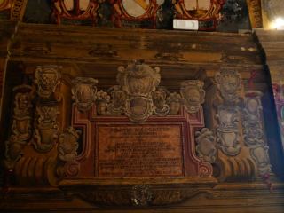 #冬季之旅 走進博洛尼亞的學術中心－阿奇吉納西奧宮和解剖劇場🏛️✨ 這座歷史悠久的瑰寶融合了古典建築與醫學奇蹟的故事，是熱愛美景與智慧人士的理想之選。

🧭 最佳路線：從馬焦雷廣場 (Piazza Maggiore) 出發，向南步行一小段路程即可到達加爾瓦尼廣場 (Piazza Galvani)。進入阿奇吉納西奧宮（週一至週六上午 10 點至下午 6 點開放），探索裝飾著精美紋章的宏偉圖書館走廊。千萬不要錯過樓上的解剖劇場——精美的木雕、著名醫生的半身像，以及學生們曾經親身學習外科手術的華麗解剖台。

🔬 必做之事：在劇場金碧輝煌的天花板下小憩片刻，想著幾個世紀前的講座聲在耳邊迴盪。捕捉入口大廳高聳的拱門和精美的壁畫，拍出令人驚豔的照片——最佳的“ins風”角度來自上方的畫廊，可以將解剖台和雕像盡收眼底！

🎒 參觀小貼士：建議儘早到達（最好是剛開門就到），避開人潮和學校旅行團。宮殿面積不大，所以最好把大件行李寄存在飯店。由於週日閉館，請相應地安排您的博物館參觀行程。

⚠️ 注意事項：注意腳下－大理石地面可能很滑，尤其是在下雨天。主廳內禁止使用閃光燈拍照，因此請在進入前檢查您的相機設定。如果您行動不便，請注意上層頻道可能受限。

給旅行者：博洛尼亞國家考古博物館 (Archiginnasio) 是博洛尼亞的精華所在——既是一場視覺饗宴，也是一座靠近市中心的學術地標。放慢腳步，細細品味歷史！

#博洛尼亞 #Archiginnasio #CulturalGem #HistoricItaly #TravelTips