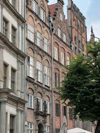 I CAN’T BELIEVE THIS PLACE IS IN POLAND 😍🇵🇱

Gdańsk looks like something straight out of a fairytale! ✨ Colorful streets, beautiful old buildings, the stunning waterfront, cozy cafés and that unique Baltic atmosphere… it has everything you need for an unforgettable city break.

If you’re looking for a destination that feels beautiful, different and still a little underrated — put Gdańsk on your list! 💙✈️

#Gdansk #Poland #Travel #CityBreak #EuropeTravel #Tripcom #TravelInspiration
