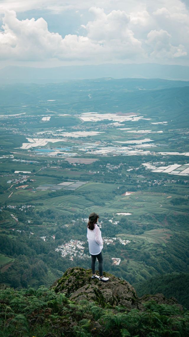 昆明周邊徒步攻略14——尋甸鳳龍山 煙雨矇矇的天氣，在鳳龍山脊徒步也很不錯啊，不過是披上雨衣，走向荒野罷了，還未枯黃的草原，山間彌漫的雨霧，多出了一份別樣的氛圍靜謐感