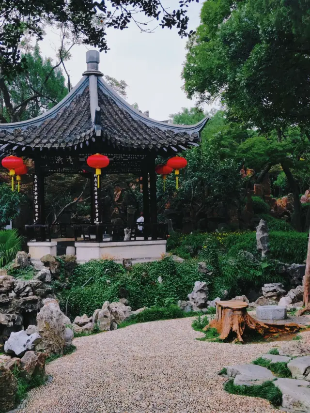 The grand canal runs through Chuze, where you can see the red trees of Yangzhou in varying depths