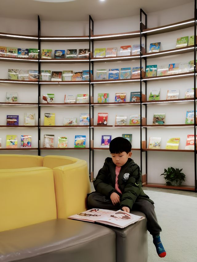 冬季室內遛孩子好去處｜熹閱堂：除了網紅旋轉樓梯 還有兒童閱讀區