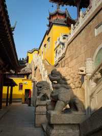 金山寺環抱著山峰，四面天空開闊明朗