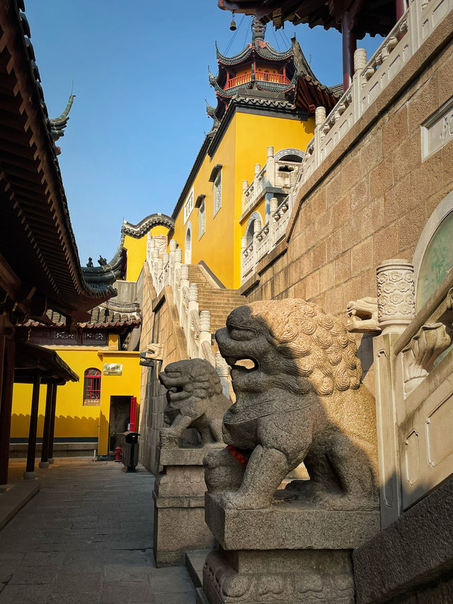 金山寺環抱著山峰，四面天空開闊明朗