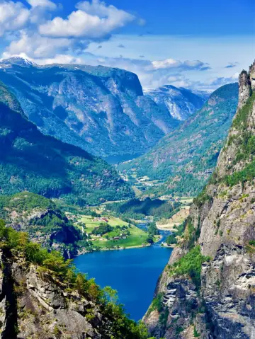 An average cost of 45,000 RMB per person, a 12-day tour of the Nordic countries plus Iceland on a less-traveled route is recommended