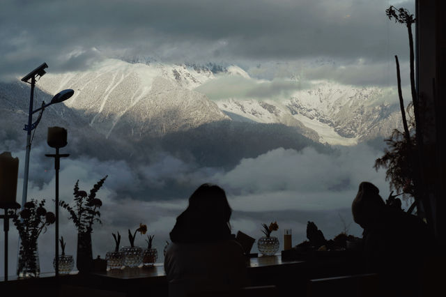 躺在床上看梅里雪山！