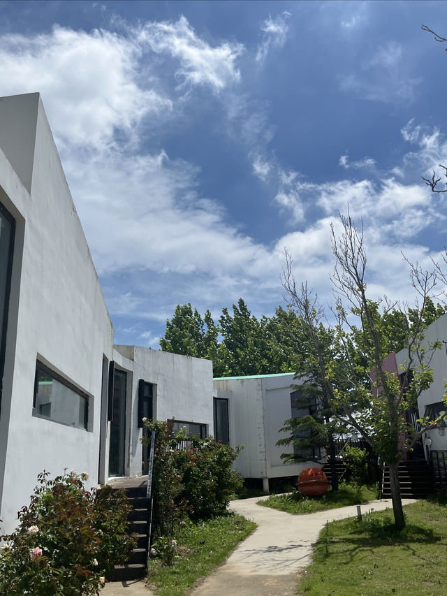 帶娃威海榮成4天3晚遊，第一晚入住那藍設計師民宿