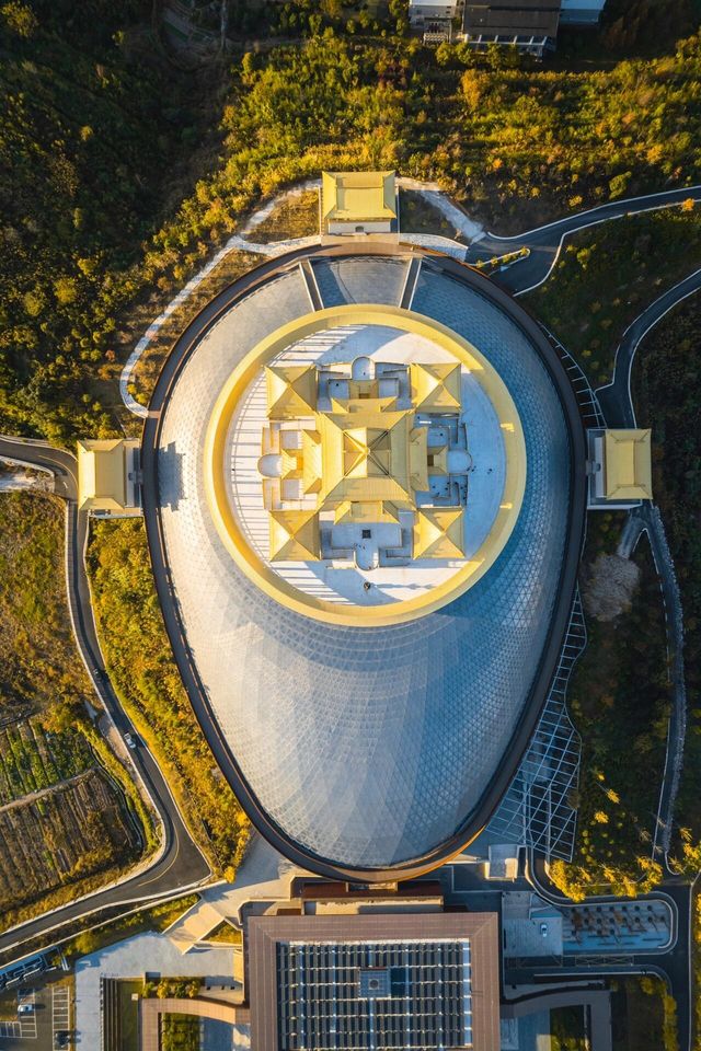雲頂佛國–雪竇山彌勒聖壇位於寧波。