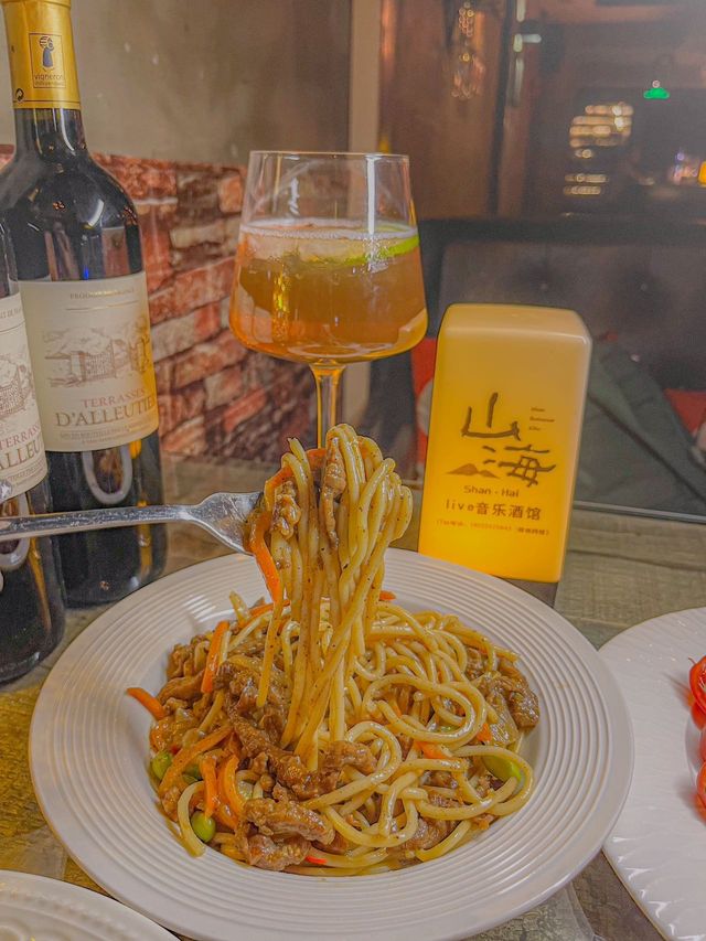 這家小酒館簡直就是我的桃花源。