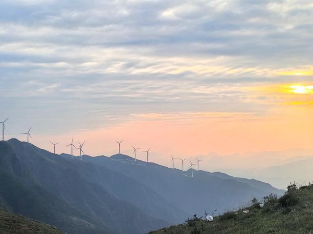 興安摩天嶺｜風車之巔，自然之美。
