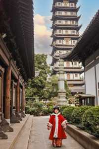 上海市區的真如寺銀杏葉落滿地啦