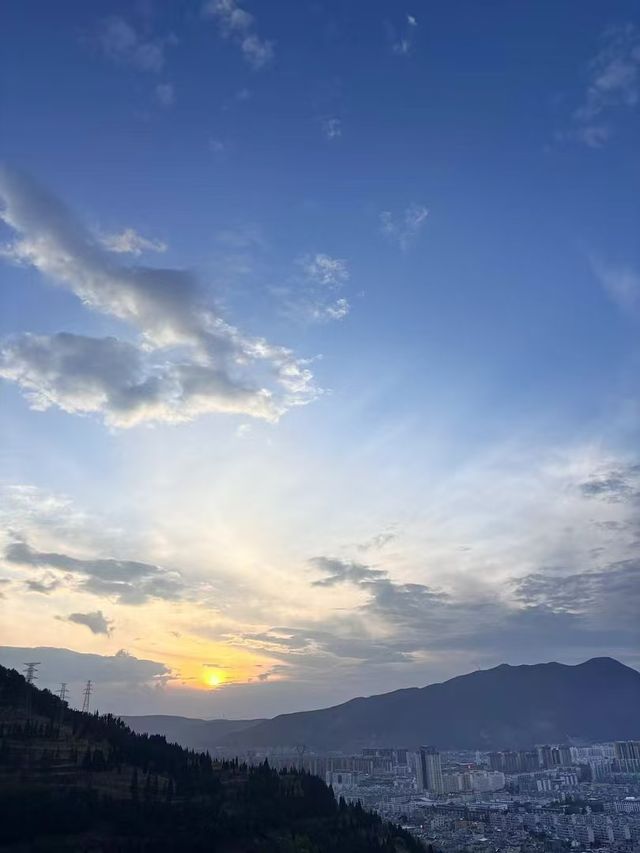 會澤金鐘山日落之旅：邂逅一場城市的溫柔暮色