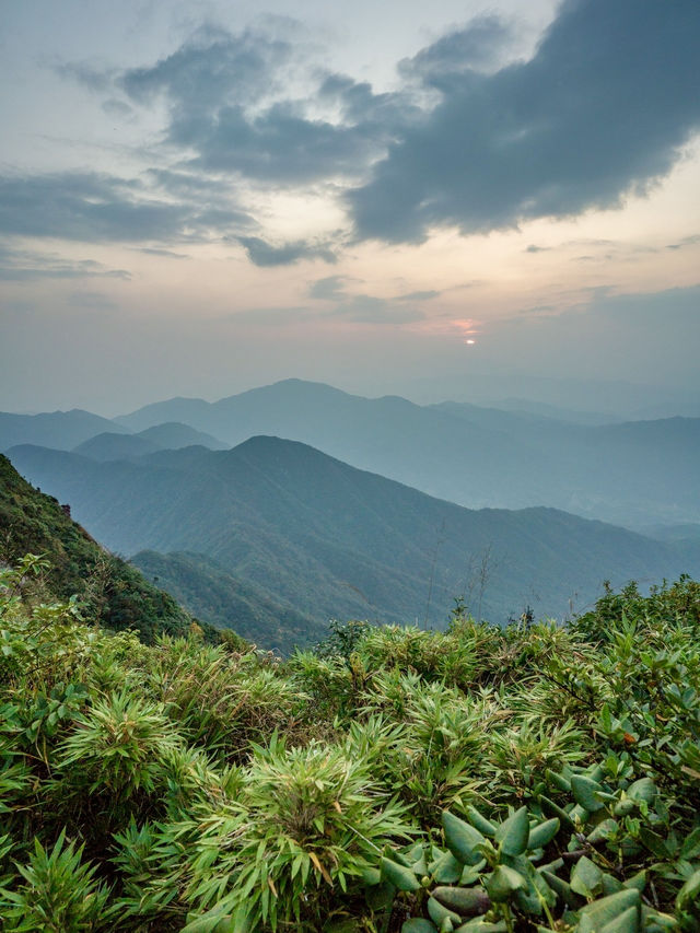 橘色落日，為桂林貓兒山披上浪漫金紗