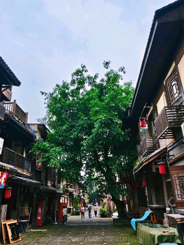 黃桷埡老街將重慶千年煙火氣塞進一條街了