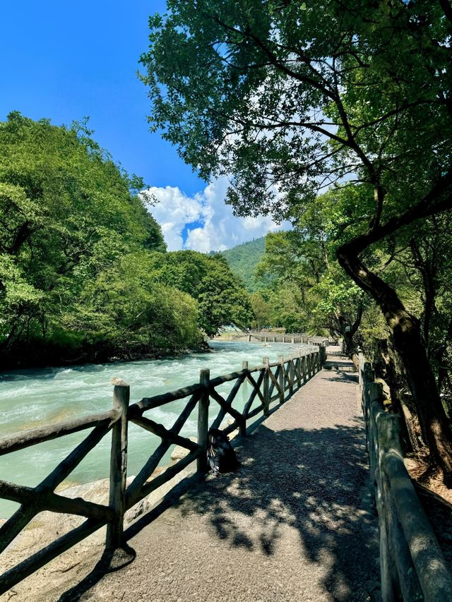 炎炎夏日，想逃離成都嘅酷熱？喇叭河呢個小眾避暑秘境，