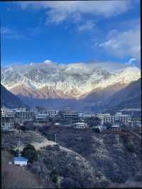 藏地必去日照金山