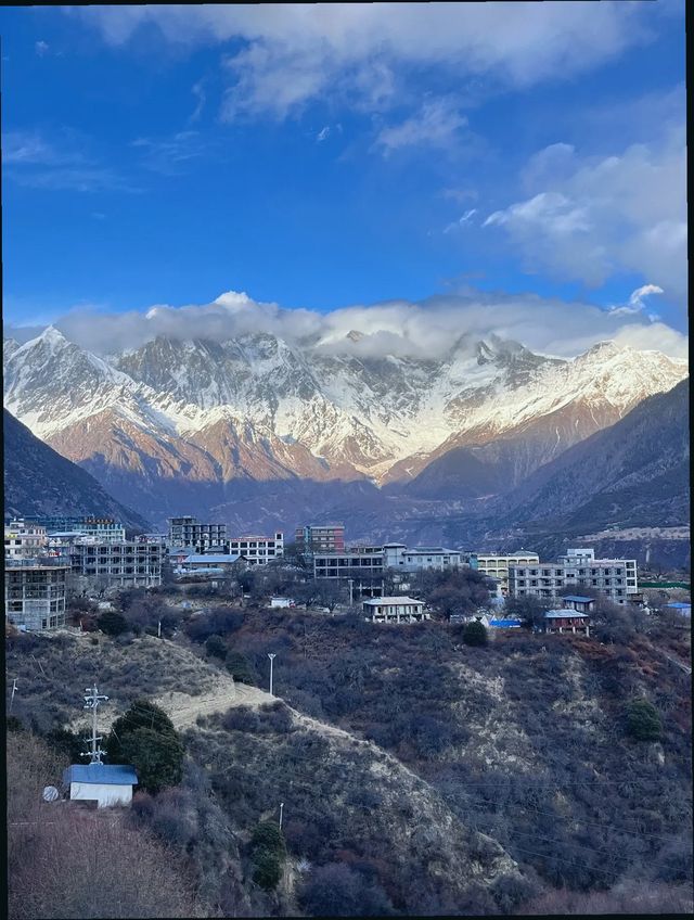 藏地必去日照金山