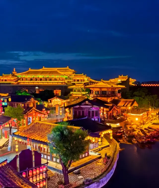 A Luxurious Choice Hotel in Xiangyang with Extra-Large Floor-to-Ceiling Windows Overlooking the City Night View