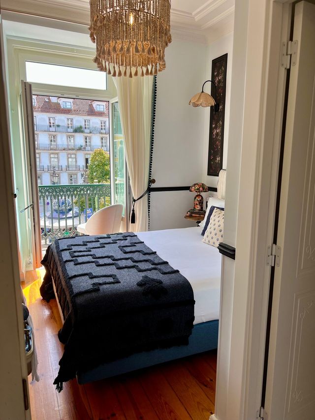 Ideal Location with Vibrant Surroundings Ideal Location with Vibrant Surroundings