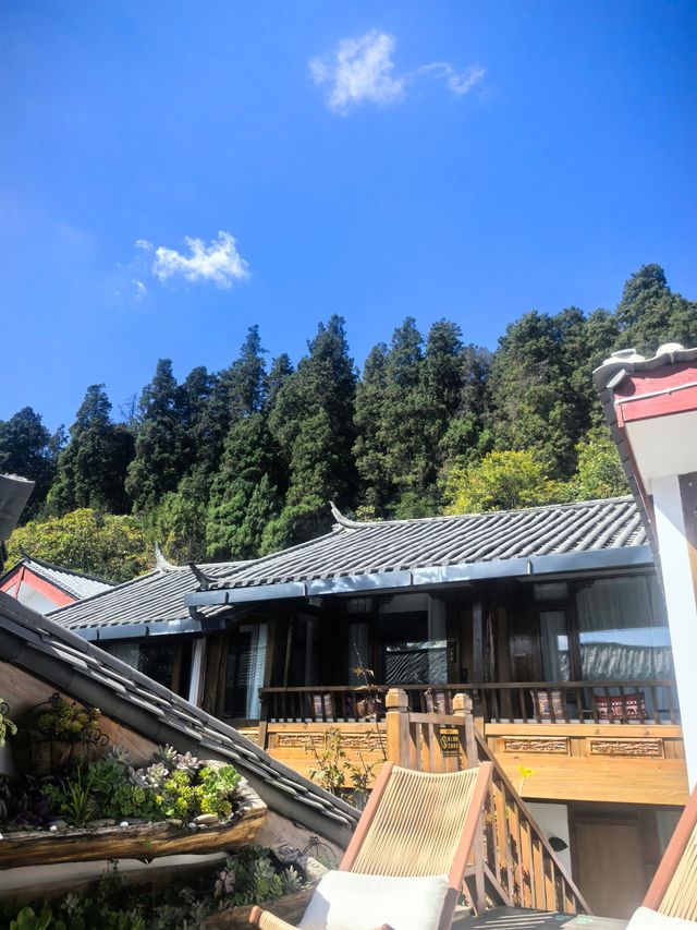 在麗江古城尋一處靜謐居所？吉隅·民宿絕對值得住進你的收藏清單這家藏在木府旁的寶藏民宿，自帶「3分鐘