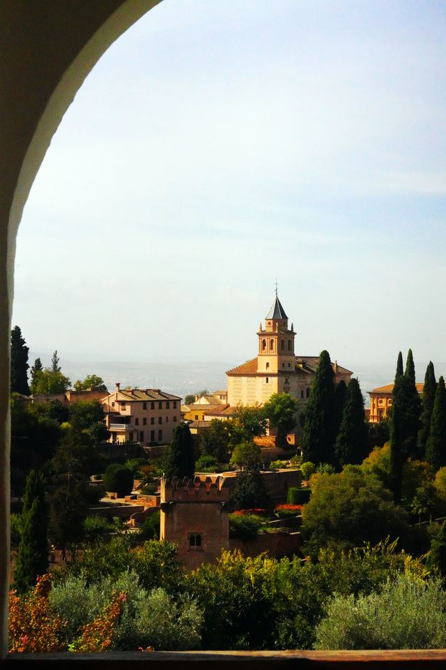 格拉納達的秘境:阿爾罕布拉宮的水與光 格拉納達的秘境:阿爾罕布拉宮的水與光