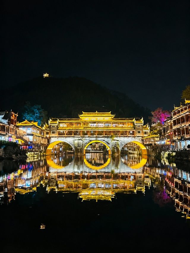 在芙蓉鎮,我終於住進了我夢裡的臨江吊腳樓。 在芙蓉鎮,我終於住進了我夢裡的臨江吊腳樓。