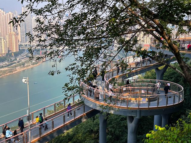 重慶鵝嶺公園|俯瞰山城的絕美視角 來重慶住全季兩江幸福廣場酒店,去鵝嶺公園超方便,地鐵就能到