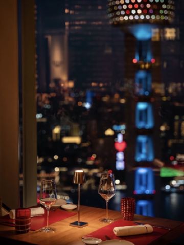 A Michelin-starred restaurant in the clouds! For just over 400 RMB per person, enjoy stunning night views of Lujiazui and the Bund.
