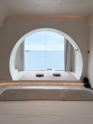 Lie in bed and watch the sunrise! Cloud Coast white bathtub sea view room