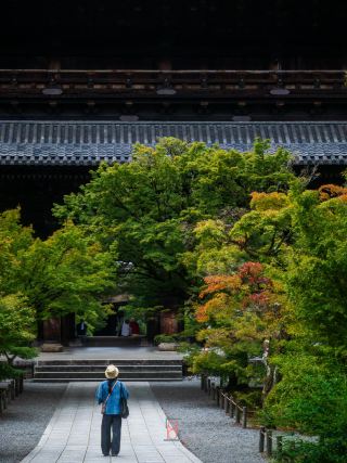 Kyoto | Sit on the Nanzen-ji temple porch to watch people come and go and enjoy the seasonal scenery