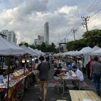 ชิม ช๊อป ชิลล์ ที่ตลาดนัดหน้าเดอะสตรีท