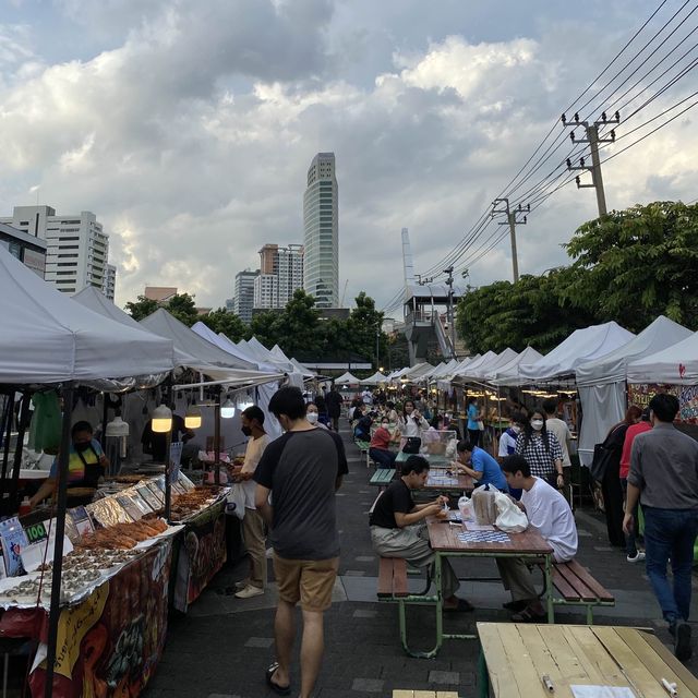 ชิม ช๊อป ชิลล์ ที่ตลาดนัดหน้าเดอะสตรีท