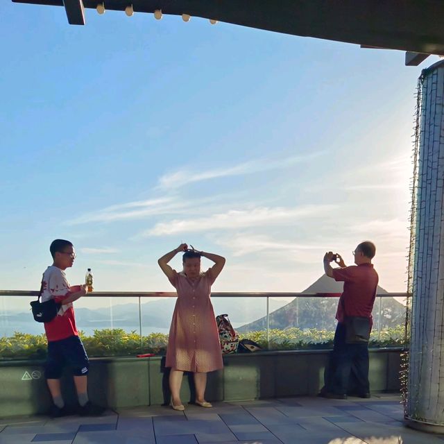 炎熱酷暑 , 樂遊香港太平山 , 山頂廣場 ！
