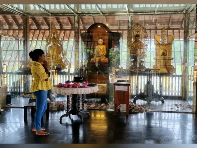 Seema Malakaya, Serene Temple on floating platforms 