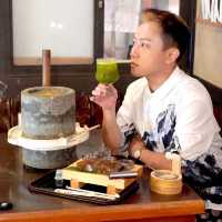 梅田「芭蕉庵」有一個超好玩的石臼體驗活動，可以自己動手用石臼磨黑豆，製作美味的黑糖蕨餅