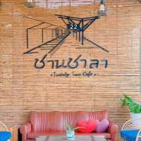 ชานชาลา Twenty-two cafe'  คาเฟ่สุดชิว นครนายก