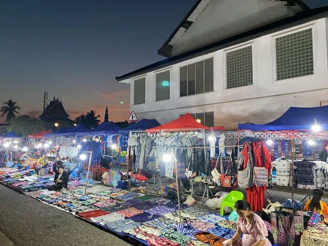 ตลาดมืด ณ หลวงพระบาง ตลาดมืด ณ หลวงพระบาง