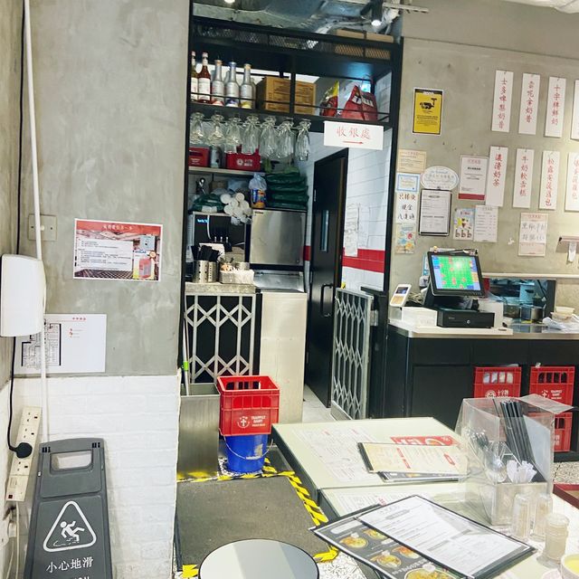 許多代香港人的共同回憶!十字冰室 , 十字牛奶 ! 許多代香港人的共同回憶!十字冰室 , 十字牛奶 !