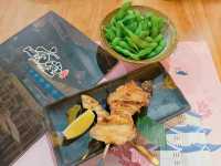 餐廳既裝修及佈置都充滿日本居酒屋特色,環境舒適氣氛一流~食物方面,除左串燒、日式小食及烏冬外,亦提供大量新鮮刺身及時令海鮮,食物種類夠多元化~