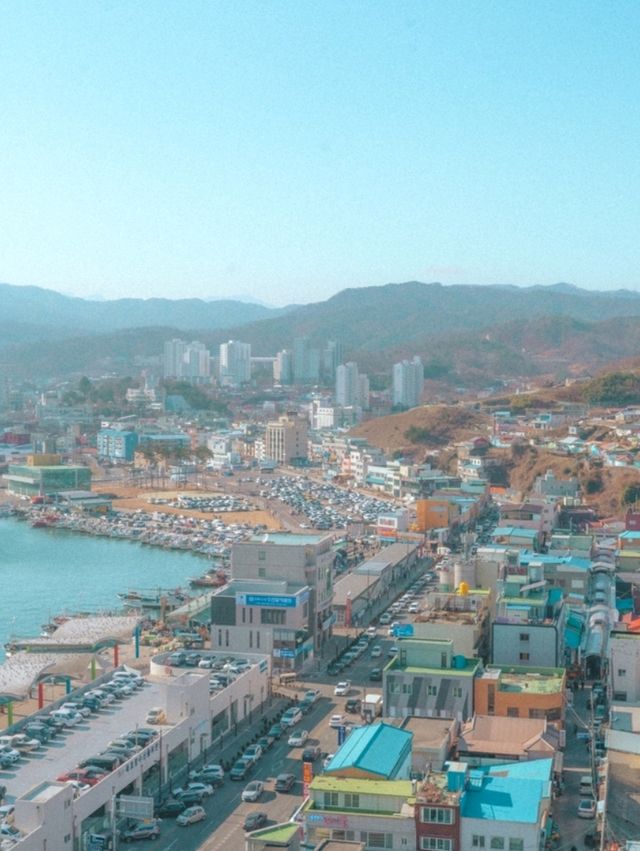 에메랄드 바다를 만날 수 있는 "묵호등대"