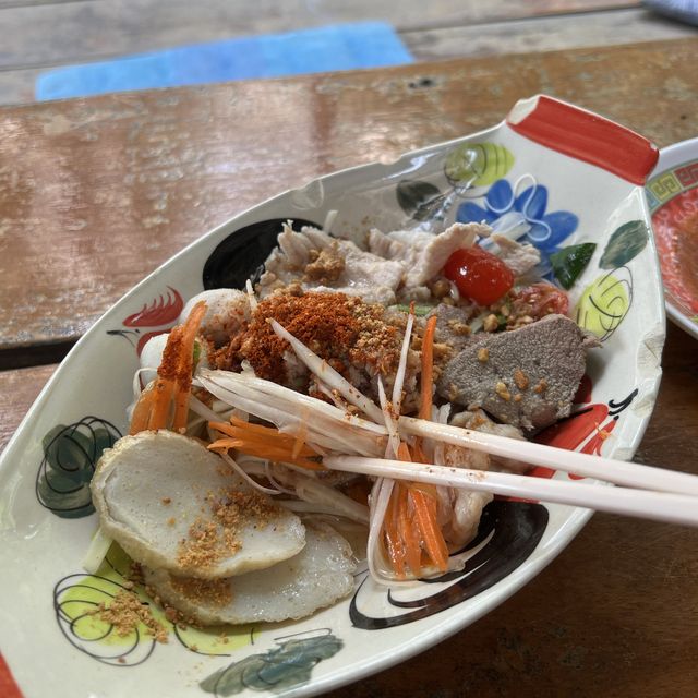 ก๋วยเตี๋ยวส้มตำ แปลกแต่อร่อย ในเรือนแพ ริมคลอง