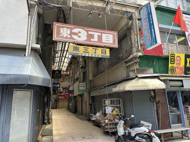 岐阜駅前。『問屋町ウォールアート』と駅前アーケードの問屋街