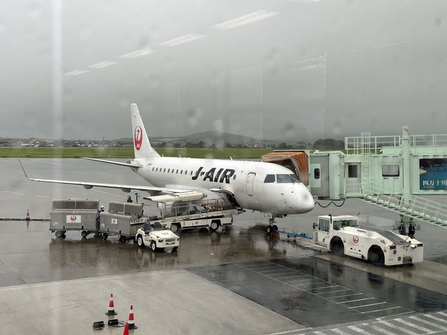 福岡空港→高知(龍馬)空港へ。JAL『エンブラエル』で高知へ飛ぶ。