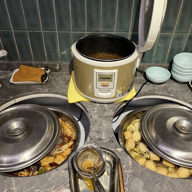 舒適闊落。近百款食材之火鍋放題店
