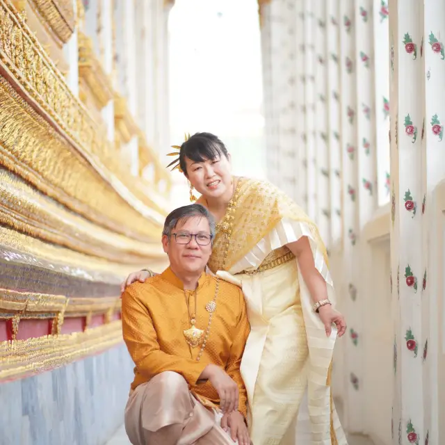 Traditional Thai Costumes - Wat Arun