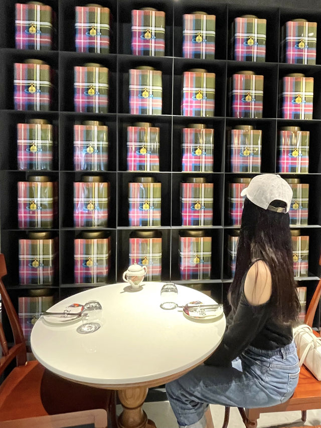 香港銅鑼灣復古英倫風打卡咖啡店-Vivienne Westwood Café