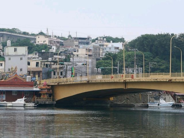 台灣基隆的迷你威尼斯 | 正濱港口彩色屋