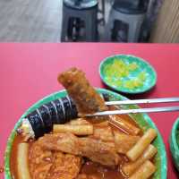 서귀포 여행 중 모닥치기의 원조집이라는 새로나 분식에서 한 끼.