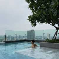 the quarter ari by uhg โรงแรมสระวิวสวย