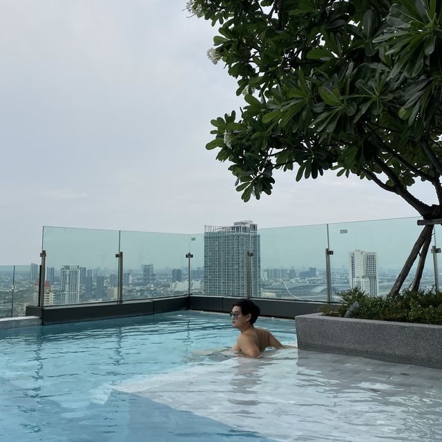 the quarter ari by uhg โรงแรมสระวิวสวย